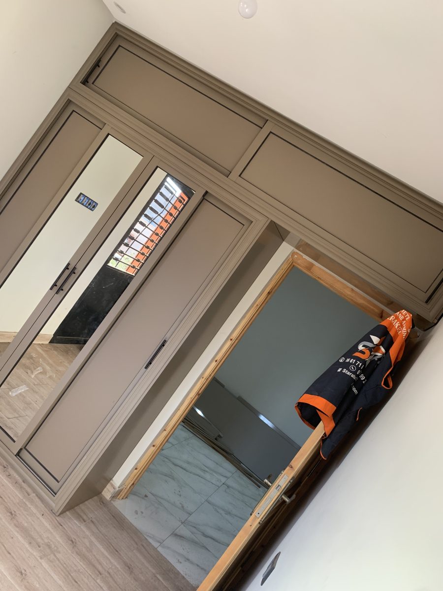Placard en aluminium taupe à portes et miroir avec surmeubles