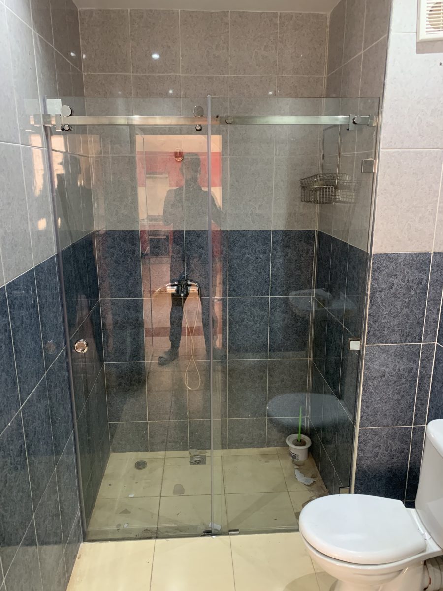 Cabine de douche à parois vitrées coulissantes sur rail inox