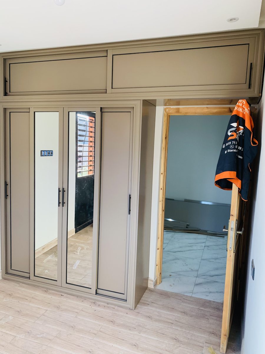 Placard-penderie en aluminium taupe à portes et miroir