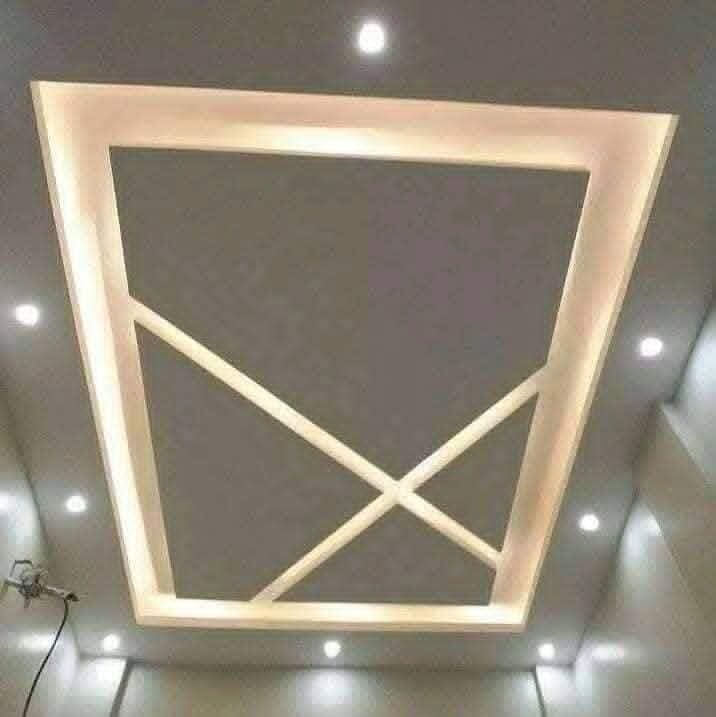 Faux plafond à cadre rétroéclairé LED et motif central en X