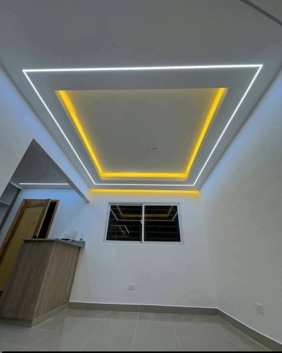 Pièce à faux plafond à lignes lumineuses LED et gorge jaune