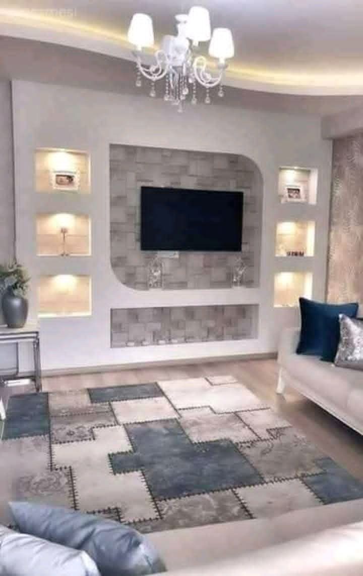 Meuble TV mural en plâtre à niches rétroéclairées et parement pierre