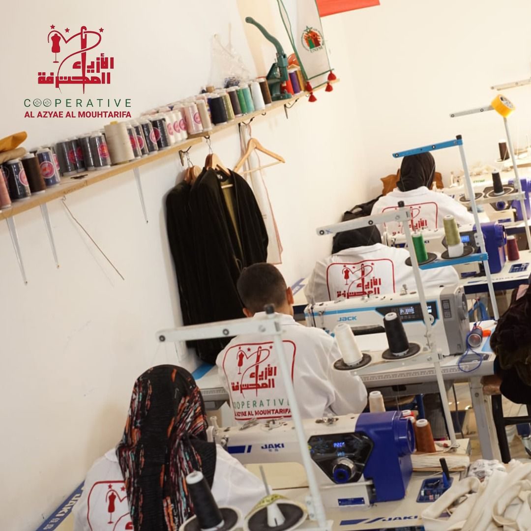 Rangée de couturières sur machines à coudre en atelier