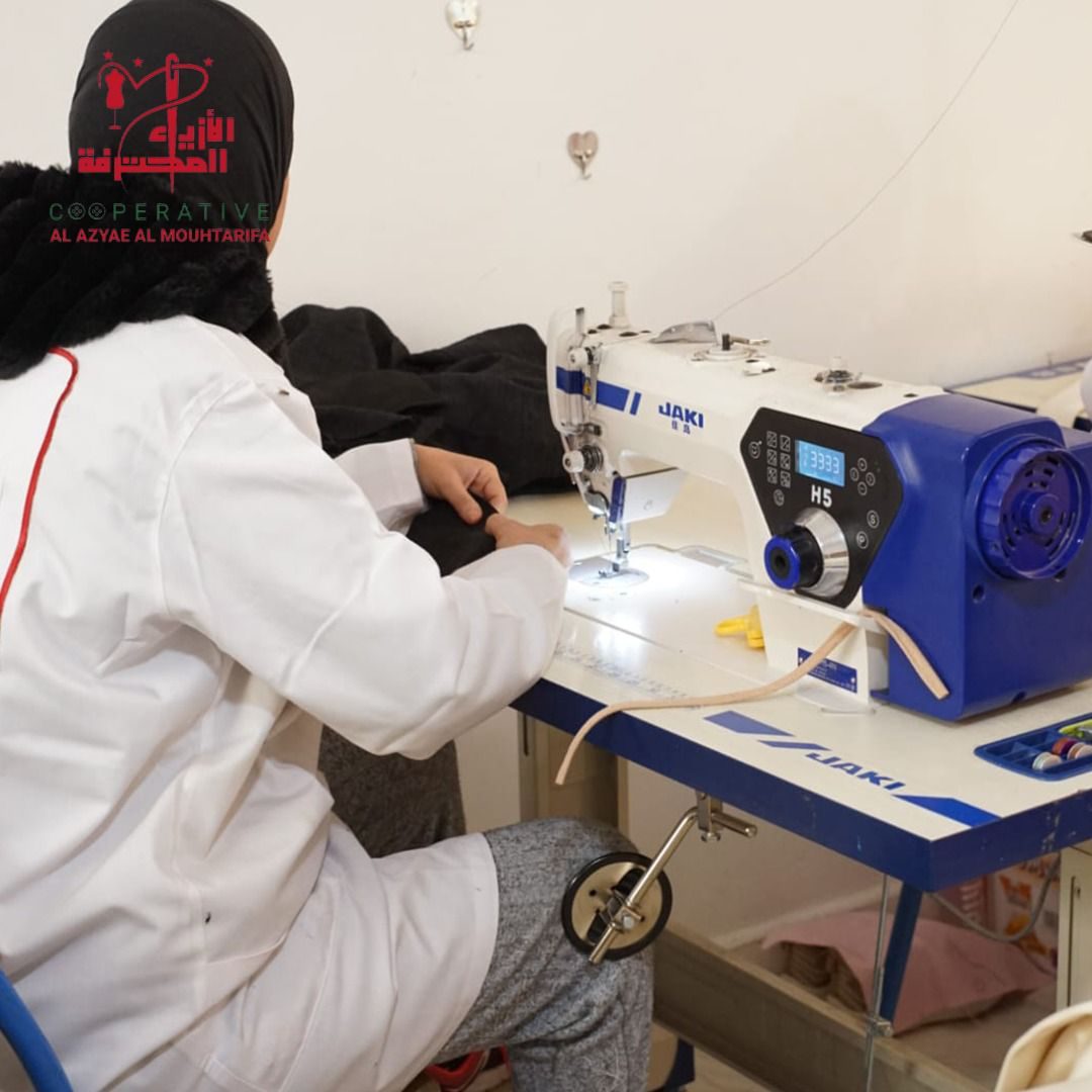 Couturière sur une machine à coudre industrielle