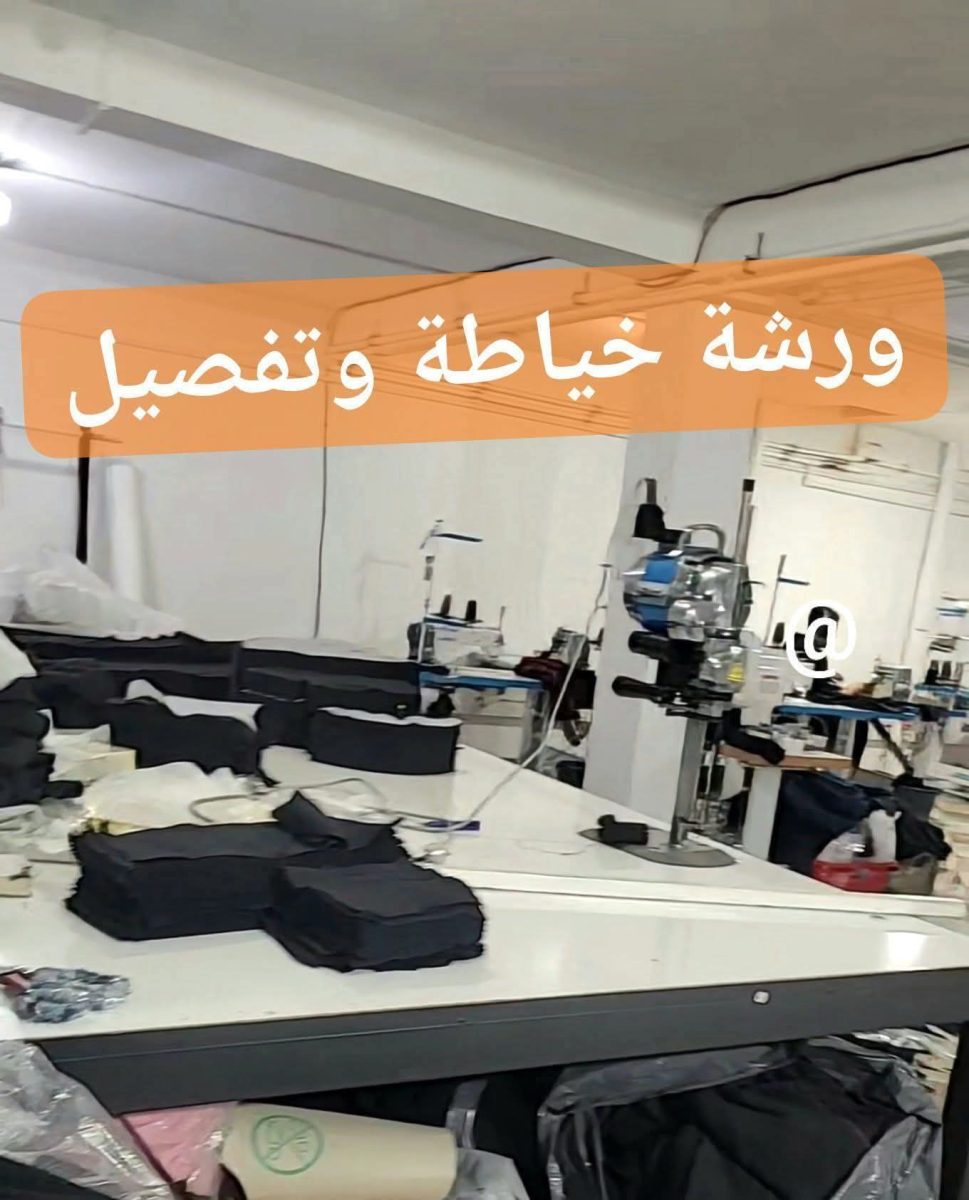 Atelier de couture à table de coupe et pièces de tissu noir