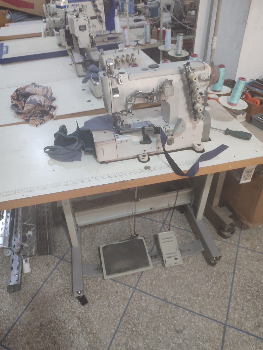 Machine à coudre industrielle en atelier de couture