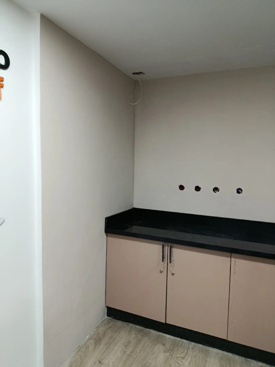 Kitchenette à meuble bas beige et plan en granit noir