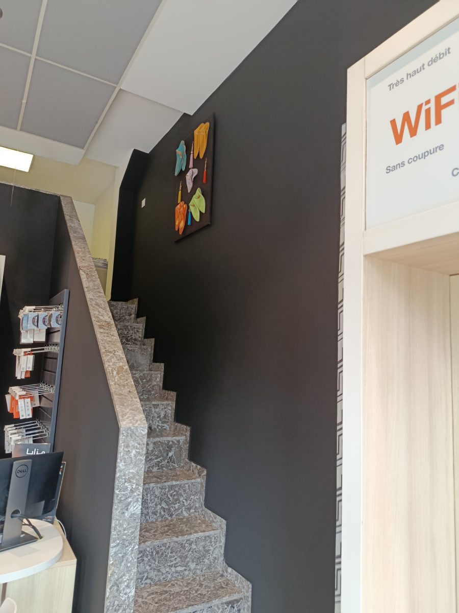 Cage d'escalier de magasin peinte en gris anthracite
