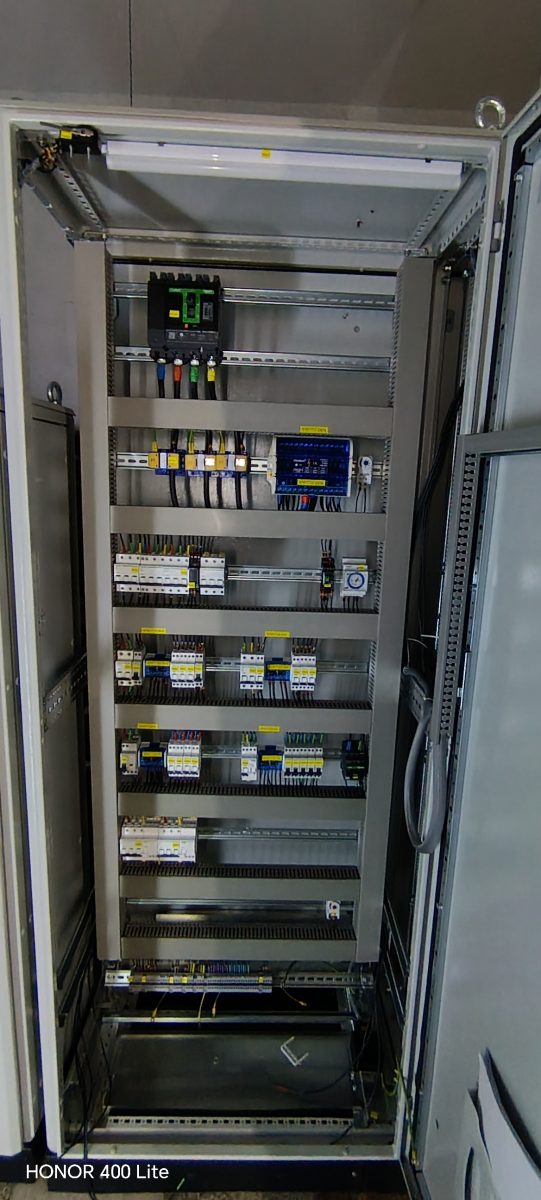 Armoire électrique ouverte en cours de câblage sur rack