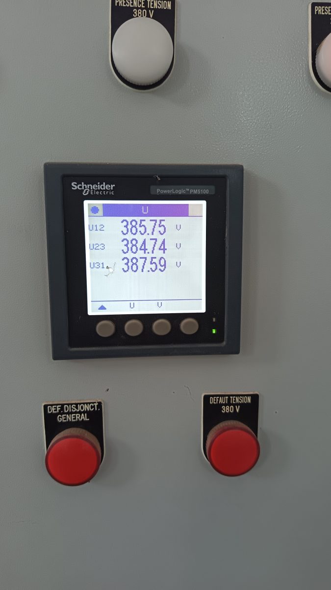 Centrale de mesure affichant les tensions sur une armoire électrique