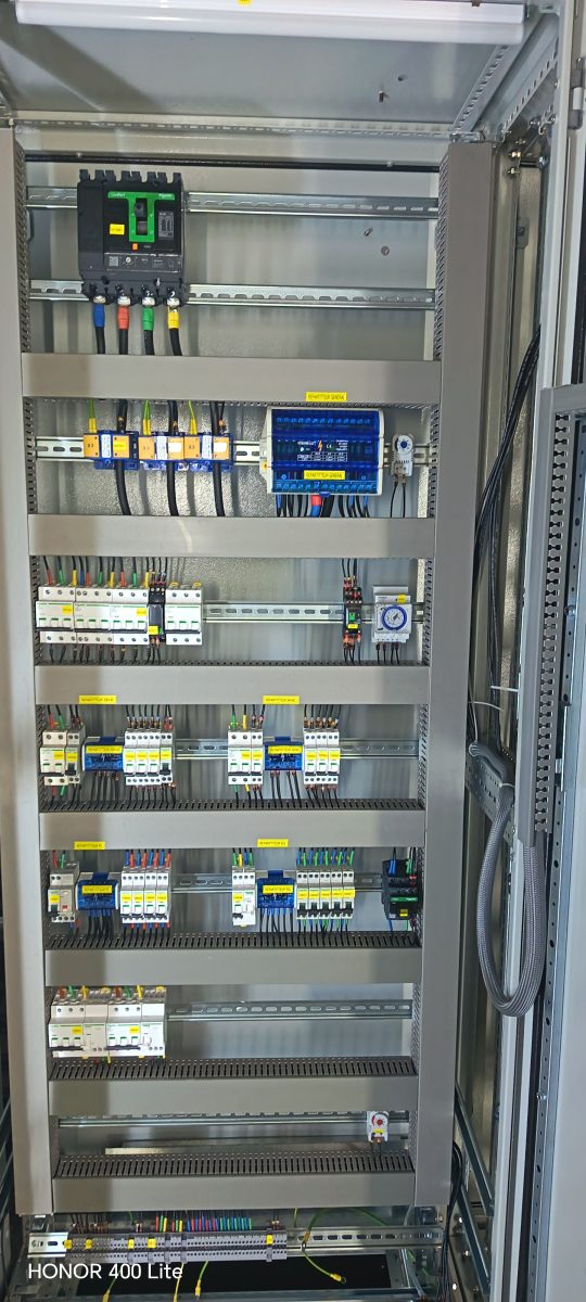 Armoire électrique TGBT en cours de câblage avec disjoncteur de puissance