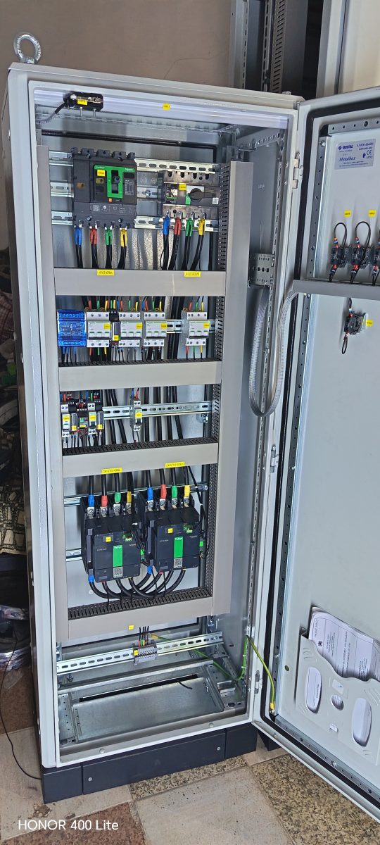 Armoire électrique industrielle à disjoncteur de puissance et différentiels