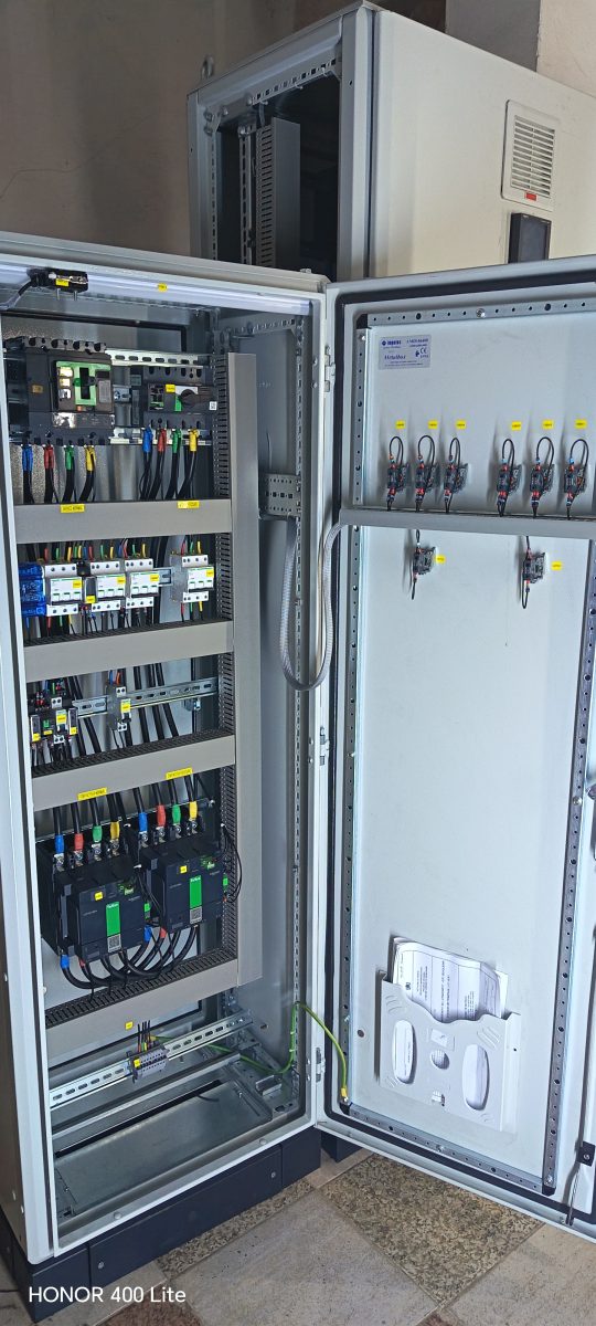Armoire électrique industrielle à disjoncteur de puissance et démarreurs