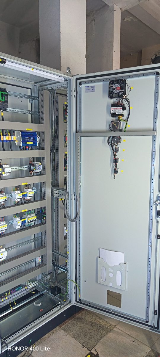 Grande armoire électrique industrielle (TGBT) câblée