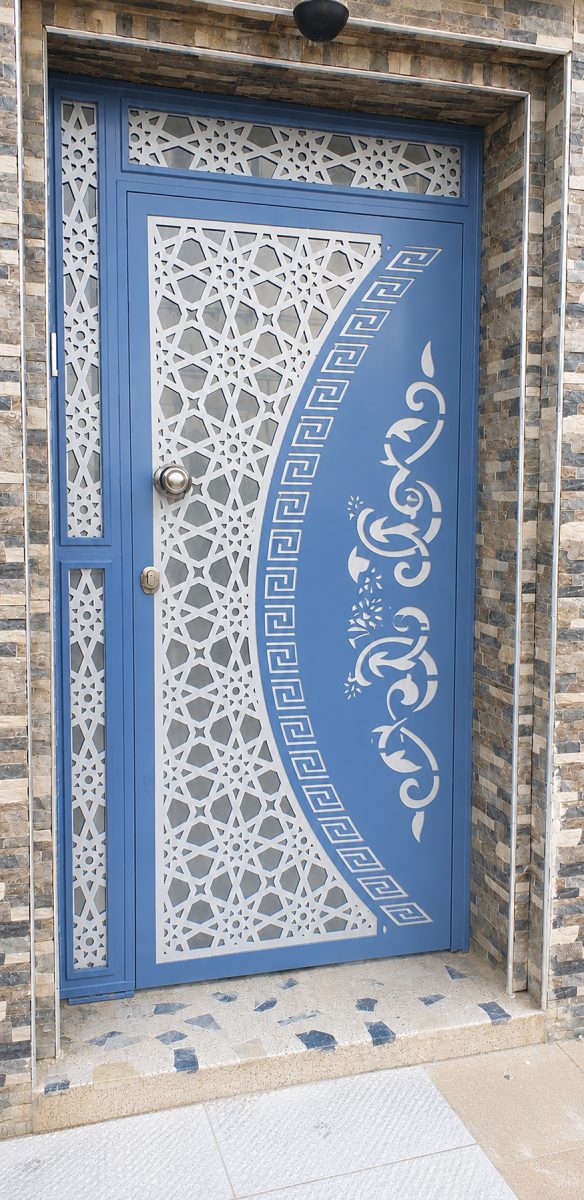Porte blindée bleue à décor découpé au laser arabesque
