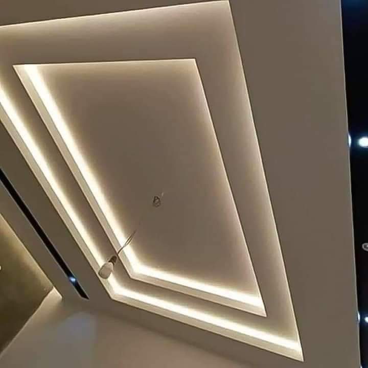 Faux plafond à cadres en losange rétroéclairés LED
