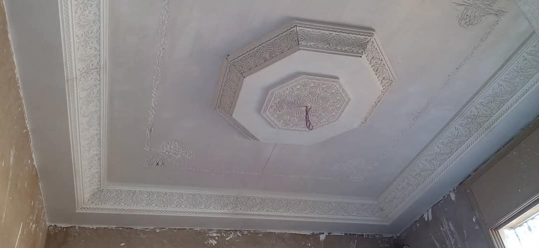 Plafond en plâtre traditionnel à médaillon octogonal sculpté
