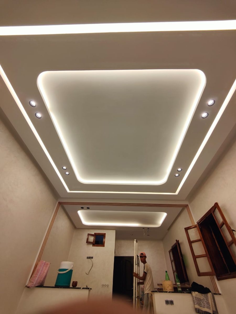 Faux plafond à caisson trapézoïdal à gorge LED et liseré bois