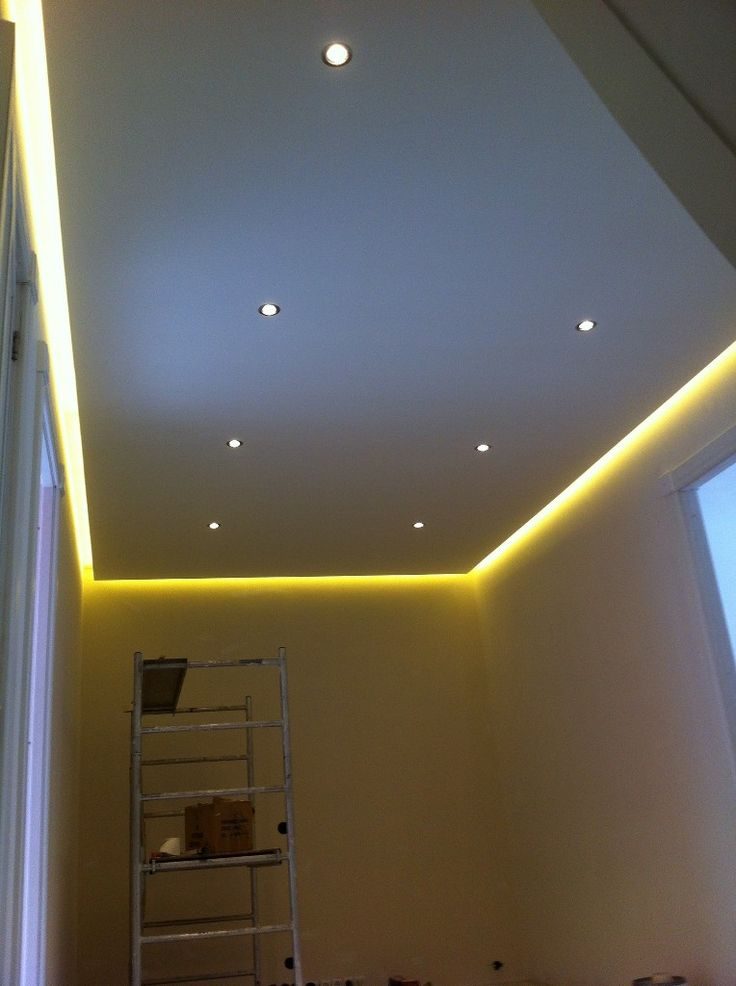 Faux plafond à gorge lumineuse LED jaune et spots, en cours