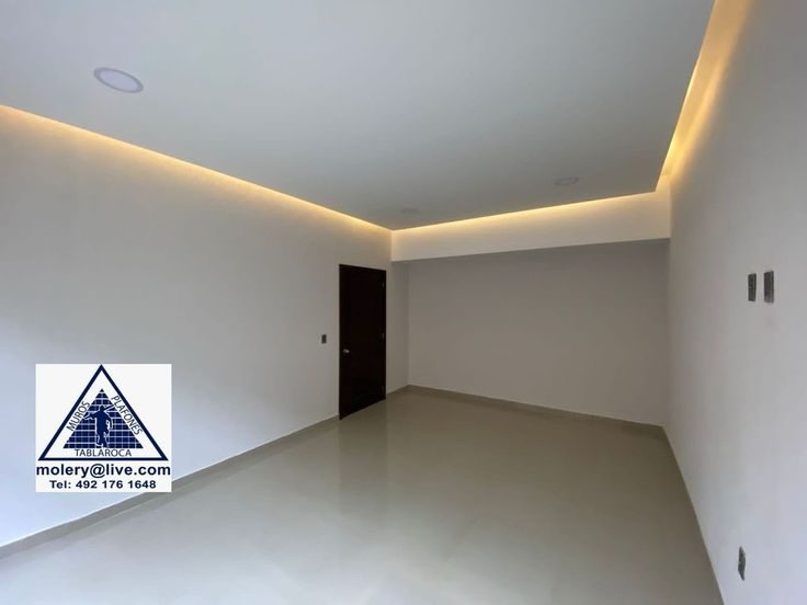 Pièce à faux plafond à gorge lumineuse LED et spots