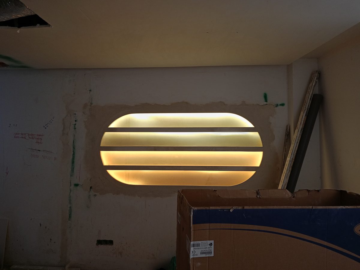 Niche murale ovale en plâtre à lamelles rétroéclairées LED