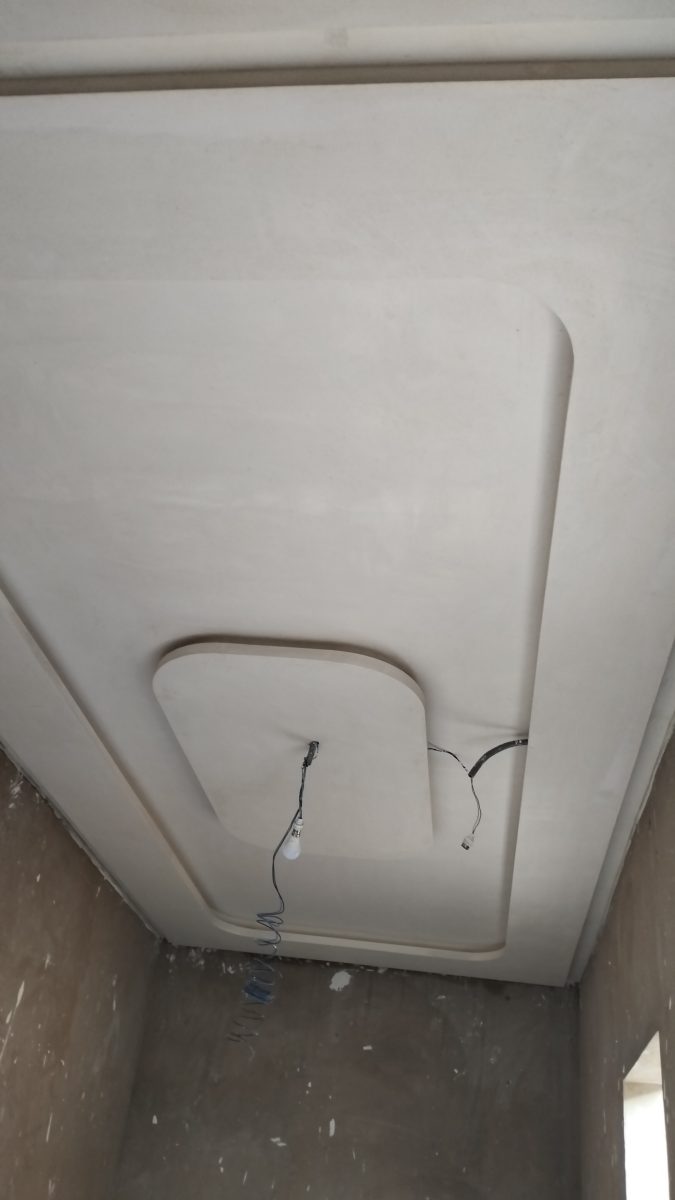 Faux plafond en plâtre à décrochés arrondis, en cours