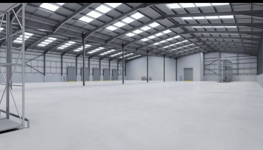 Charpente métallique d'un grand hangar à portes sectionnelles