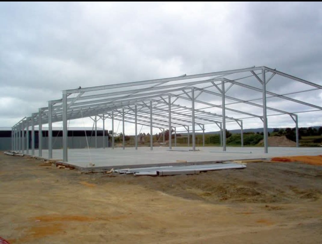 Charpente métallique de hangar sur une dalle béton