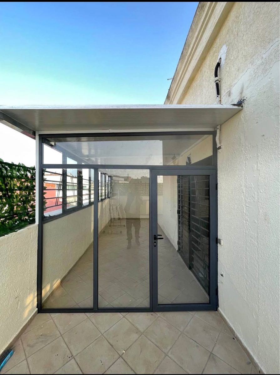 Fermeture de terrasse en aluminium anthracite et verre