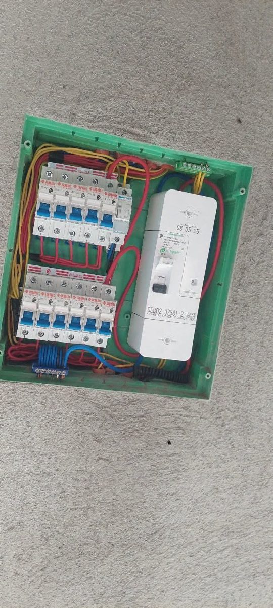 Tableau électrique domestique câblé dans un coffret encastré