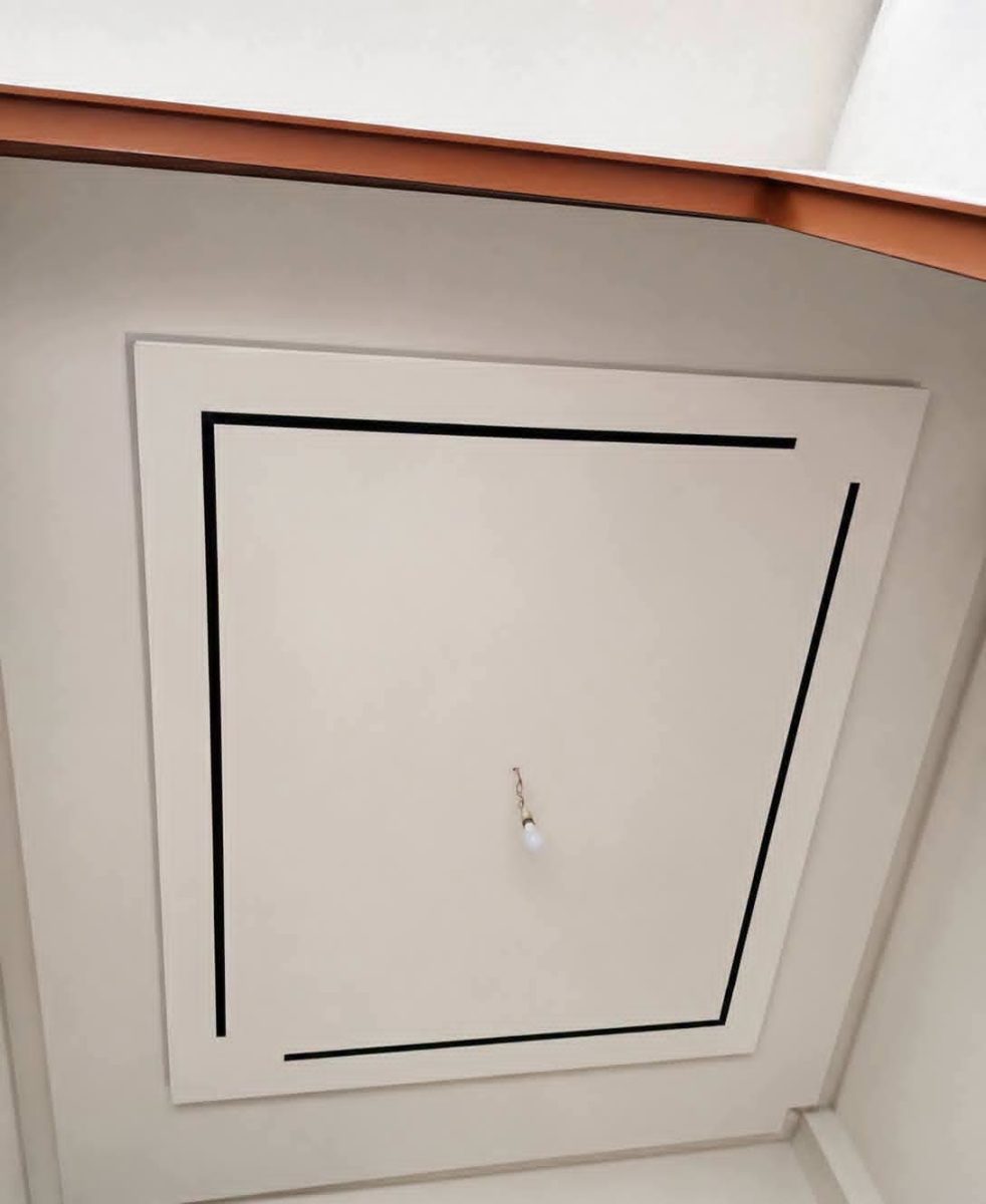 Faux plafond blanc à cadre en losange à filet noir