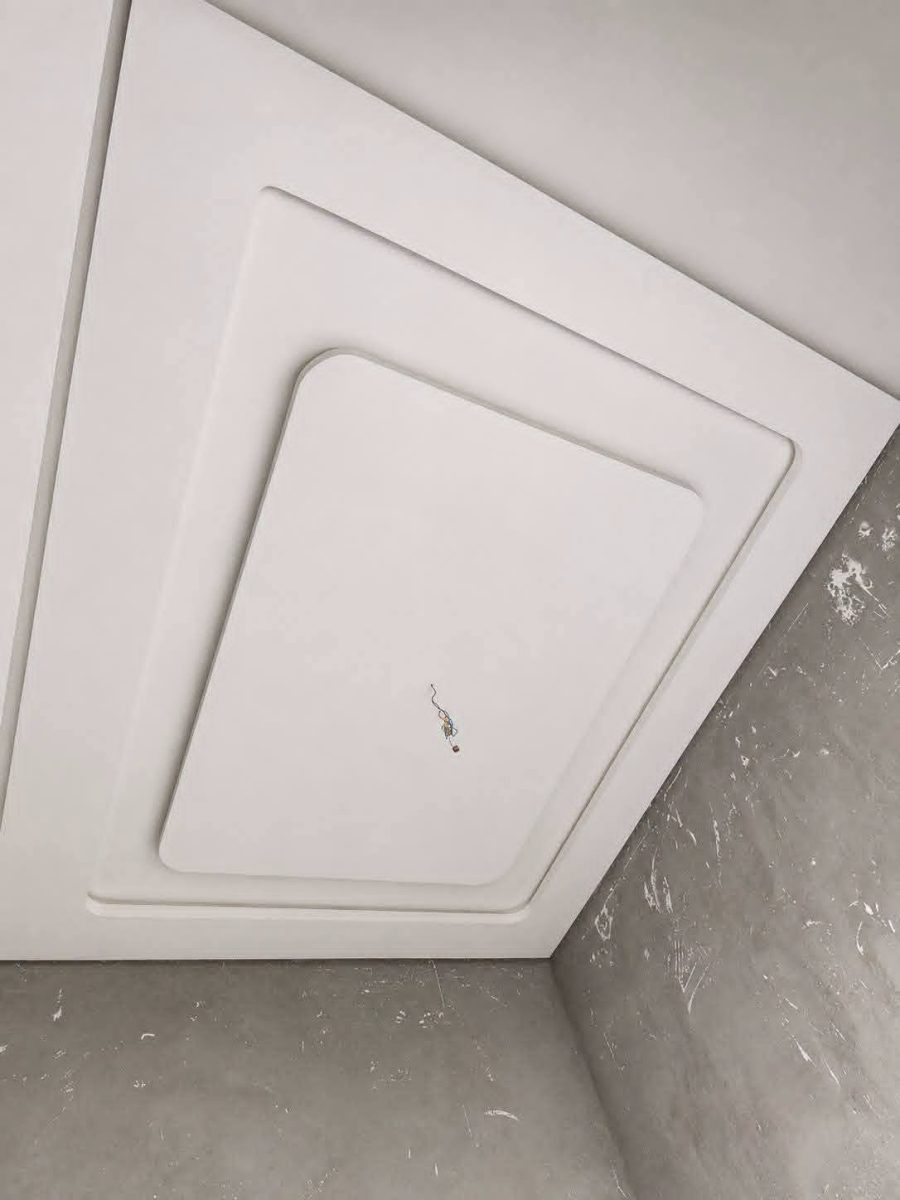 Faux plafond blanc à triple cadre en gradins, en cours