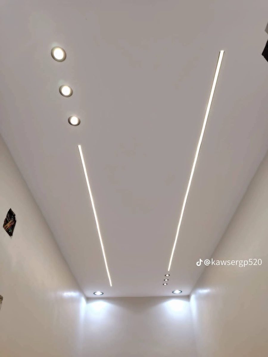 Faux plafond de couloir à lignes lumineuses LED et spots