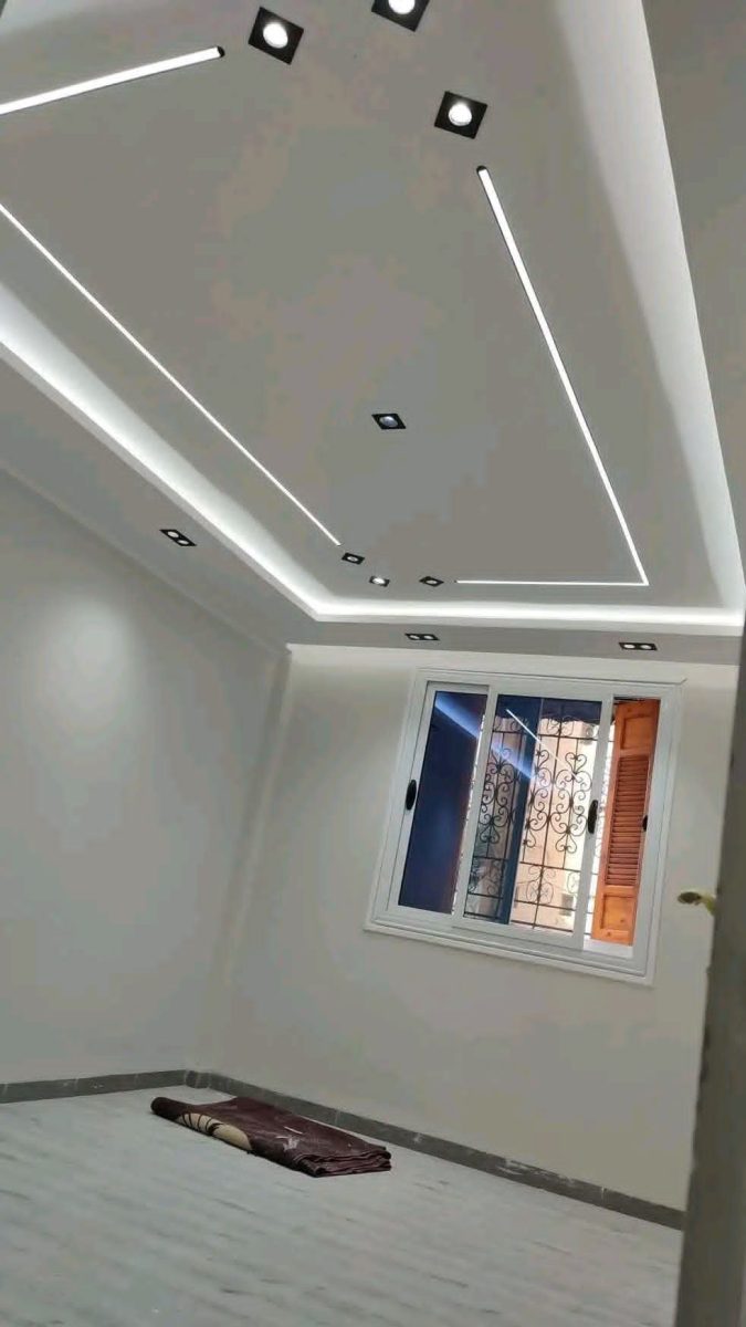 Faux plafond blanc à lignes LED géométriques et spots carrés