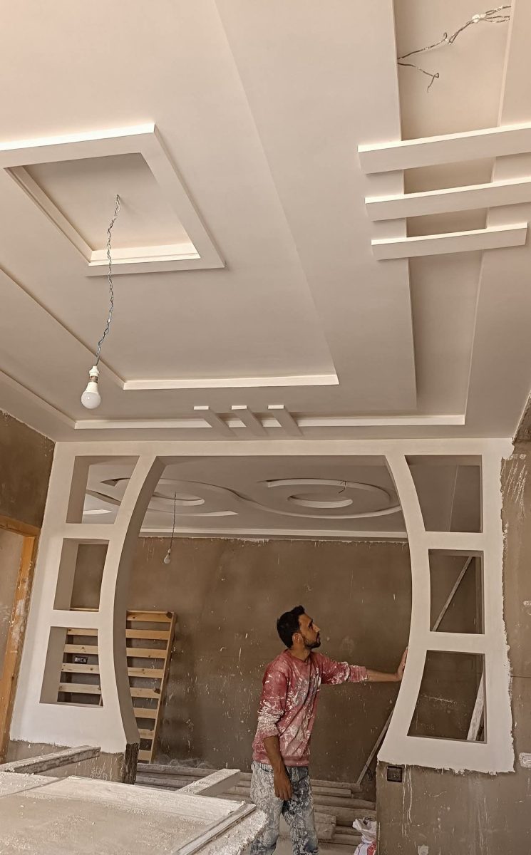 Faux plafond en plâtre à décrochés et arche décorative, en cours