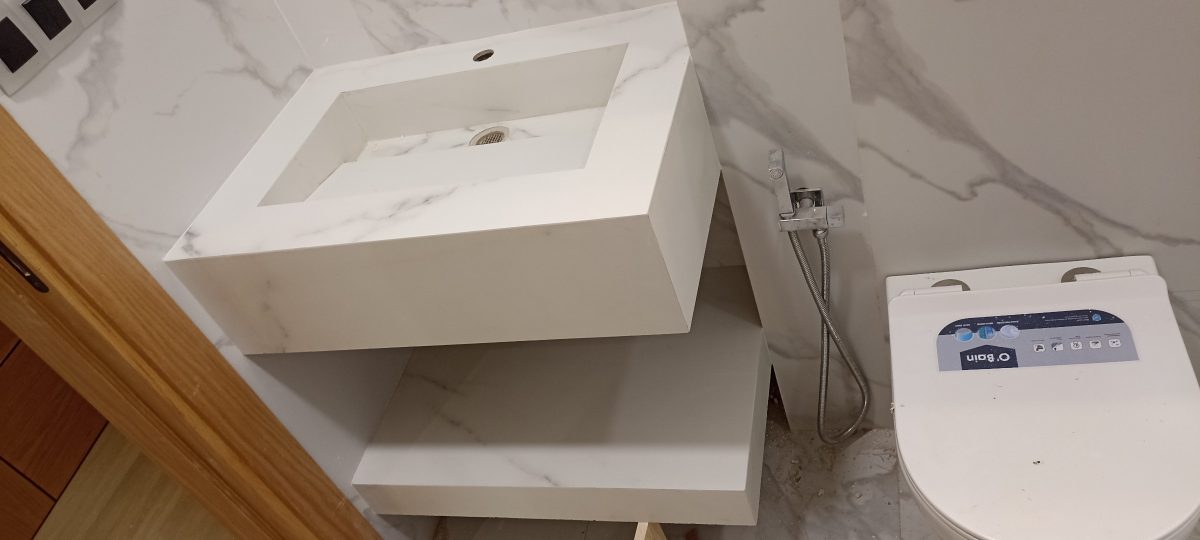Vasque cubique en pierre effet marbre blanc sur tablette murale