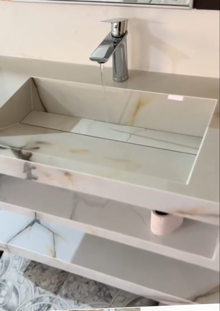 Plan de lavabo en pierre effet marbre à vasque à ruissellement