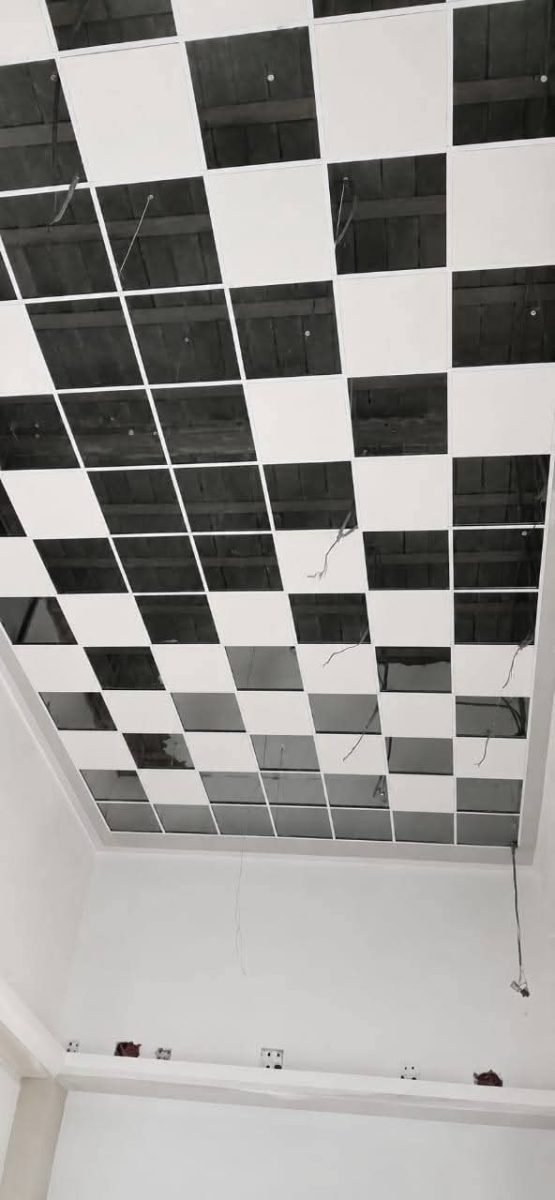 Faux plafond à cadre à lignes lumineuses LED et spots