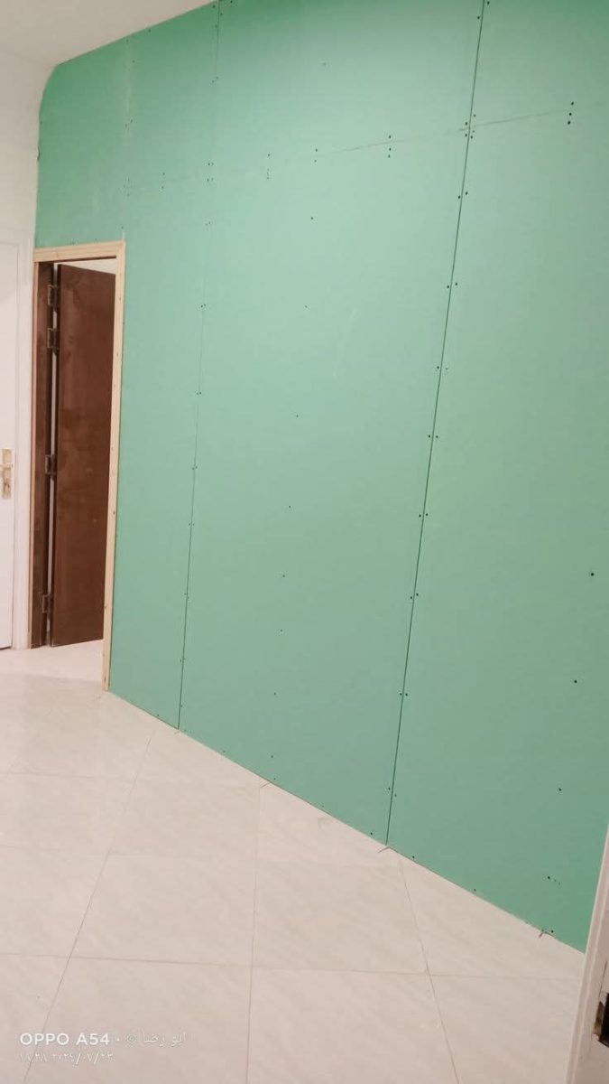 Doublage mural en plaques de plâtre vertes, en cours