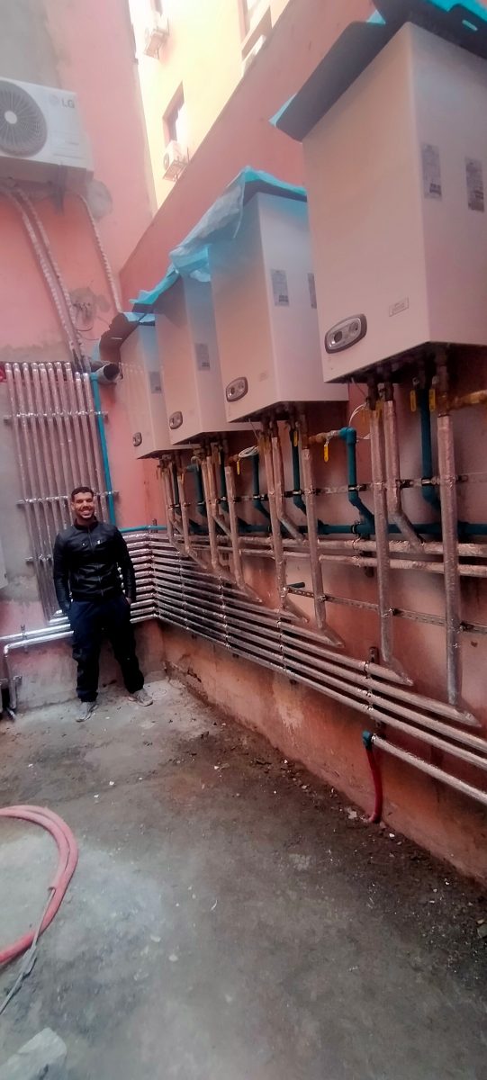 Serie de chauffe-eau à gaz installés contre un mur