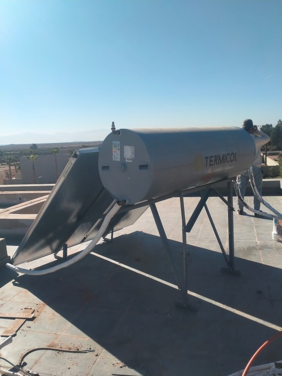 Chauffe-eau solaire à thermosiphon sur une terrasse