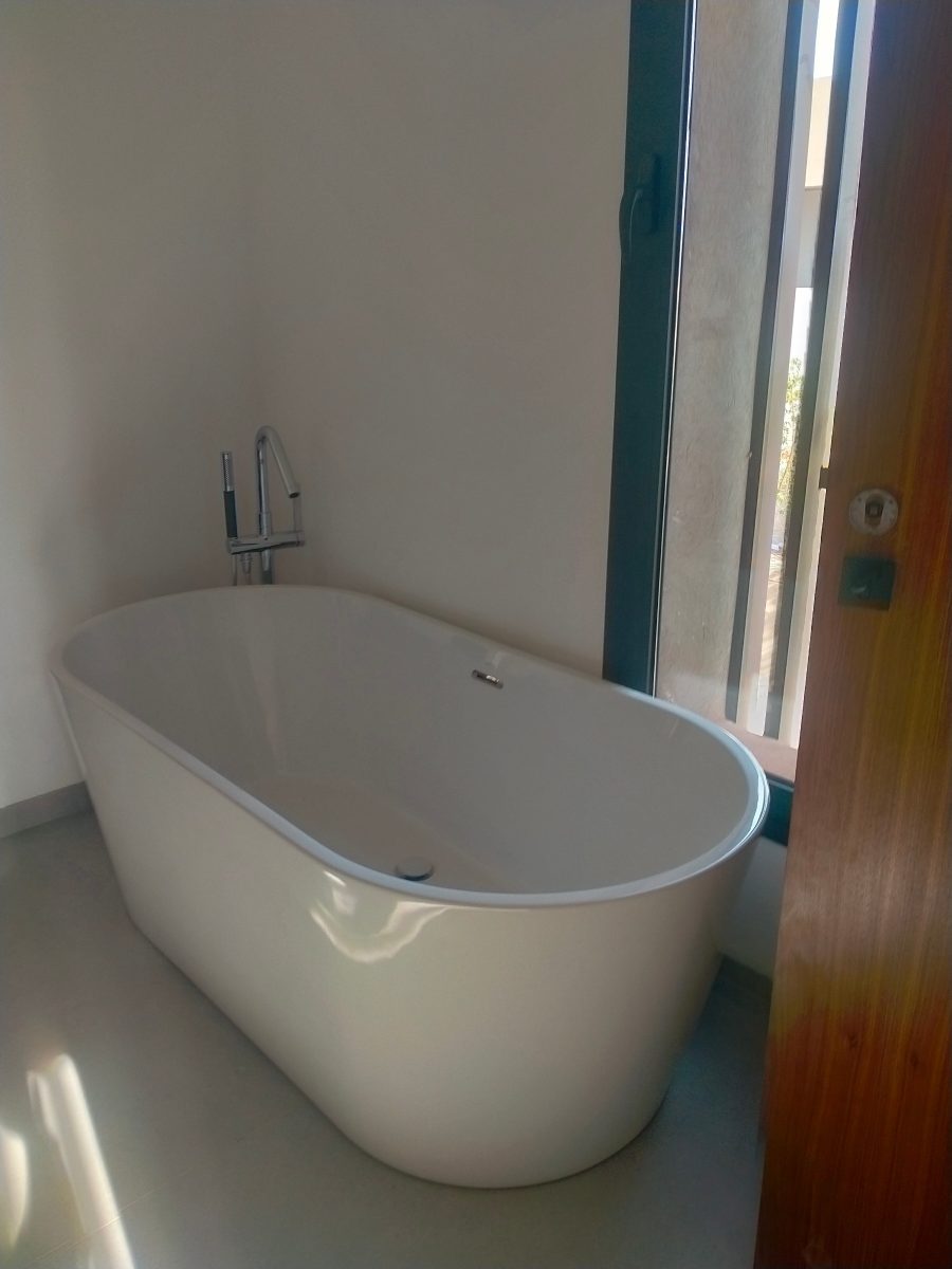 Baignoire ilot ovale blanche à robinet sur pied