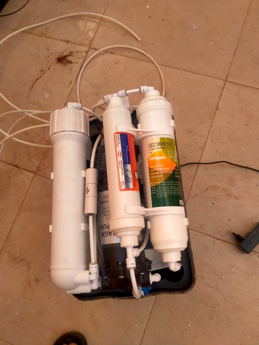 Osmoseur (filtration d'eau) en cours d'installation au sol