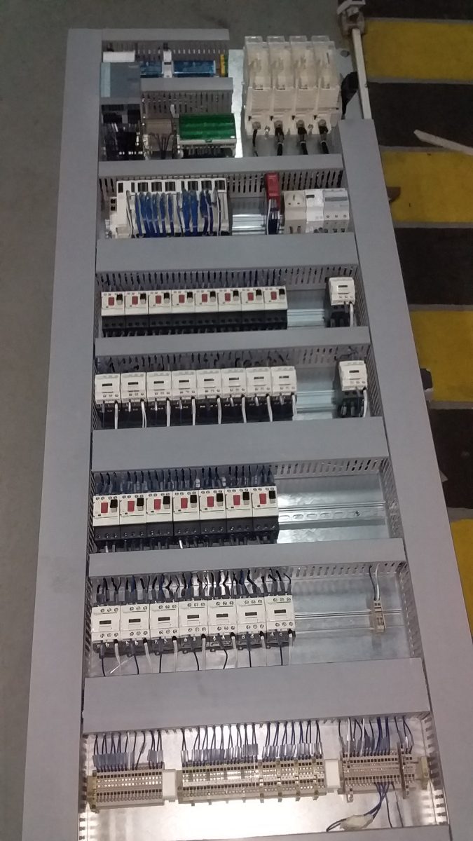 Armoire électrique à disjoncteurs alignés