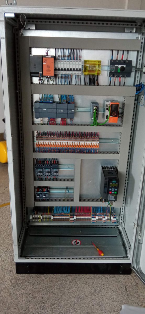 Armoire d'automatisme à variateur