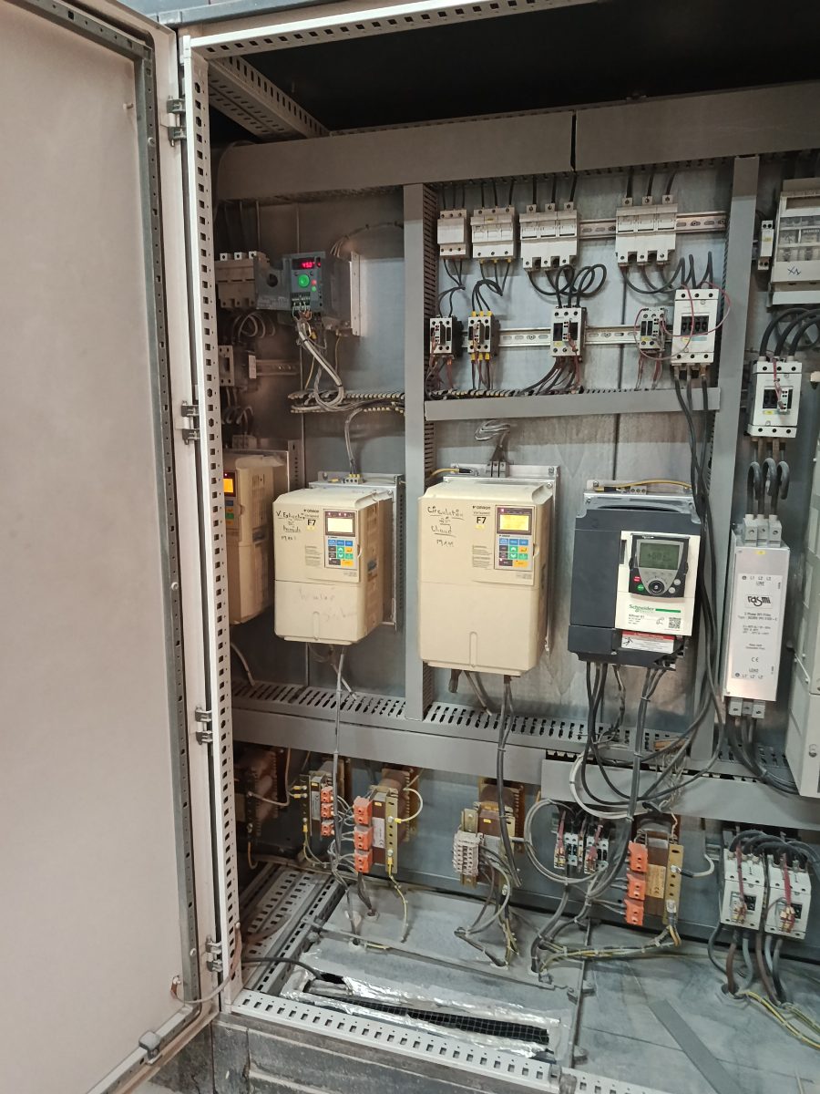 Armoire de commande avec variateur