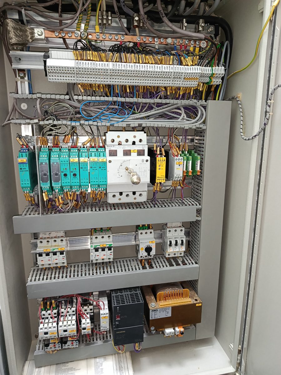 Automate programmable en armoire