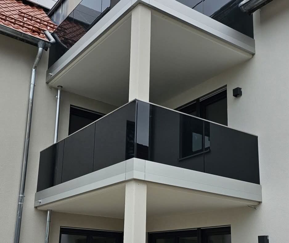 Garde-corps de balcon en verre feuillete noir à cadre alu blanc