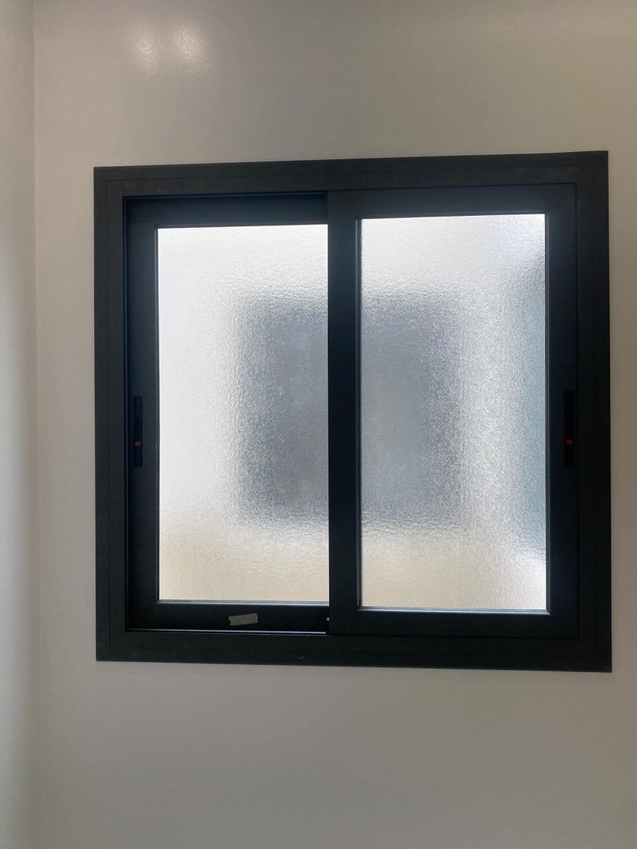 Fenêtre coulissante en aluminium noir à vitrage dépoli