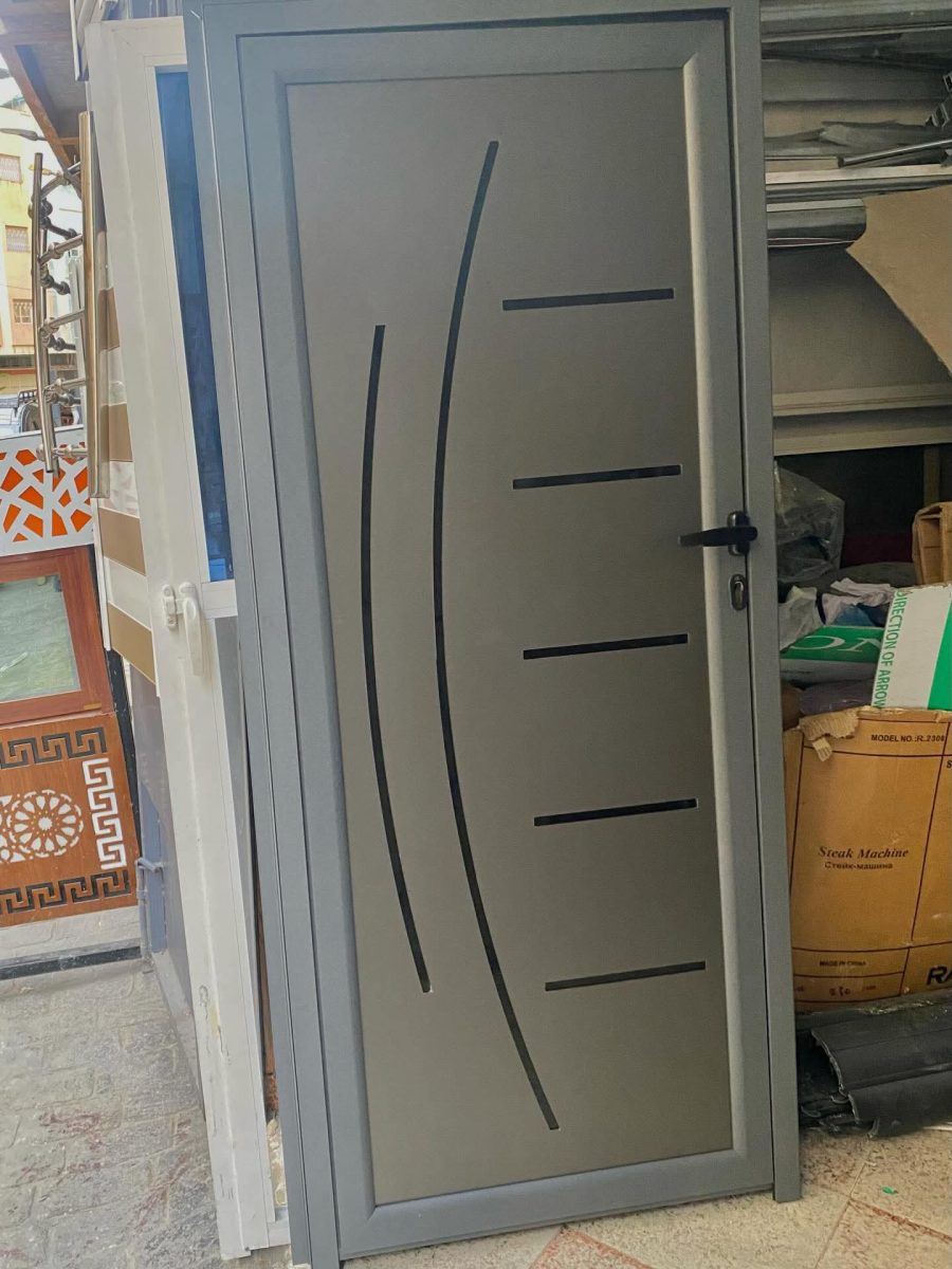 Porte pleine en aluminium anthracite à décor de fentes noires